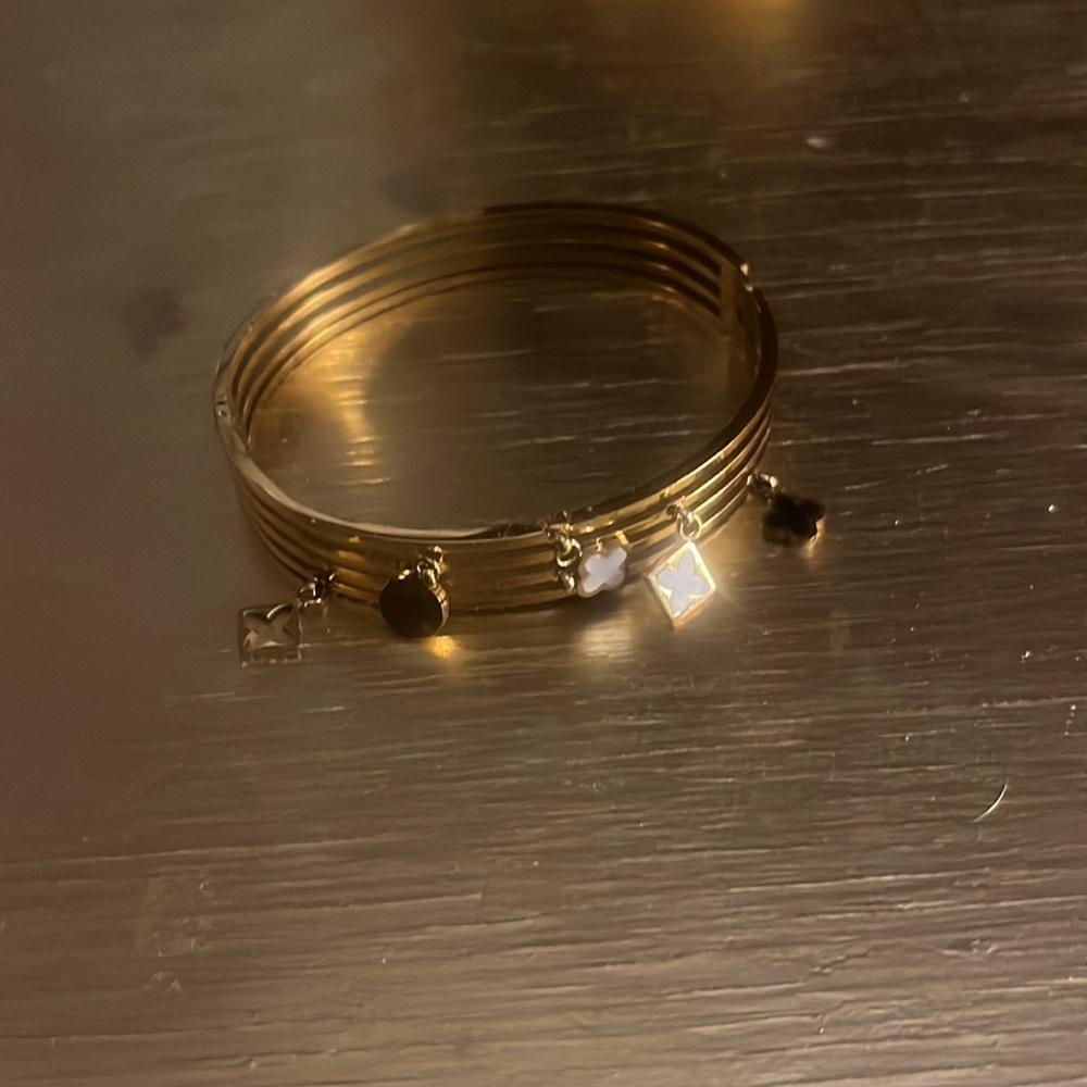 Gorgeous bangle! Beautiful charms similar to LV but the bracelet has its own ❤️ - Picture 10 of 11